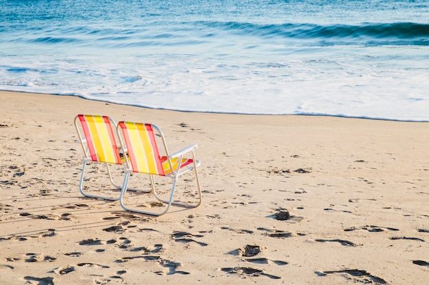 Bezpłatne zdjęcie dwa leżaki na plaży