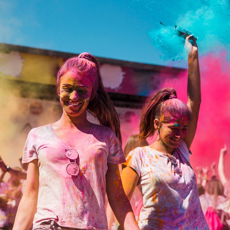 Bezpłatny plik Zdjęcie dwa młodej kobiety zakrywającej z holi koloru tanem w holi festiwalu