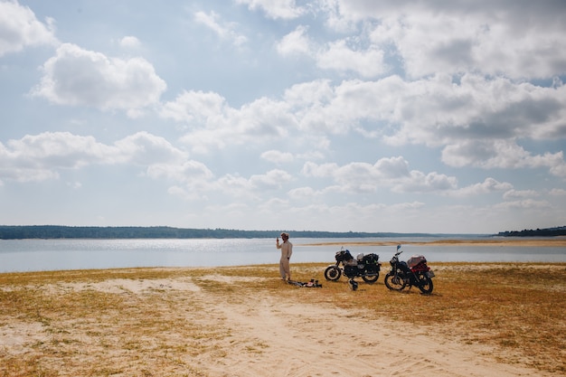 Dwa motocykle zaparkowane na brzegu jeziora