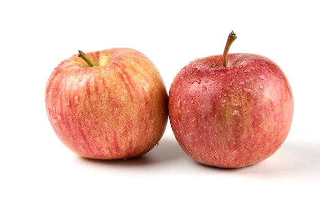 Dwa pojedyncze całe czerwone jabłko na białym tle