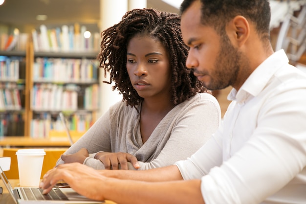 Dwa Rozważnego Ludzie Pracuje Z Laptopem Przy Biblioteką Publiczną