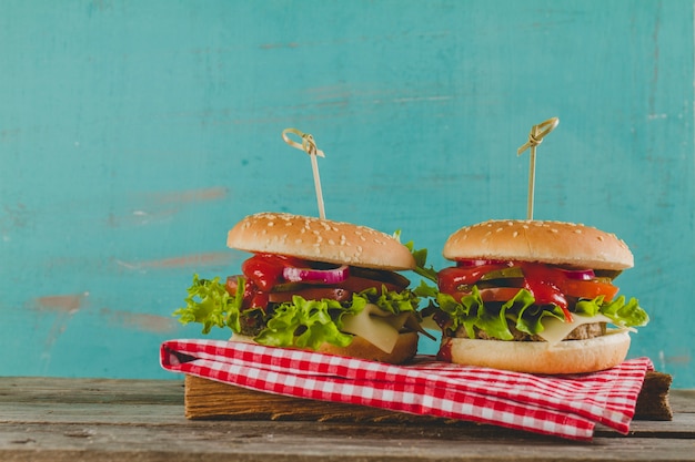 Bezpłatne zdjęcie dwa smaczne cheeseburgery