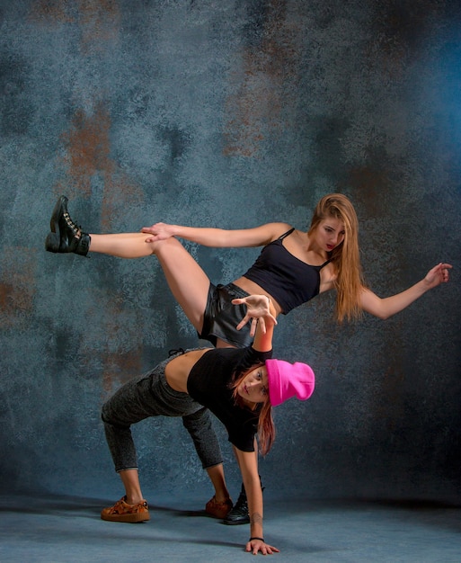 Bezpłatne zdjęcie dwie atrakcyjne dziewczyny tańczą twerk