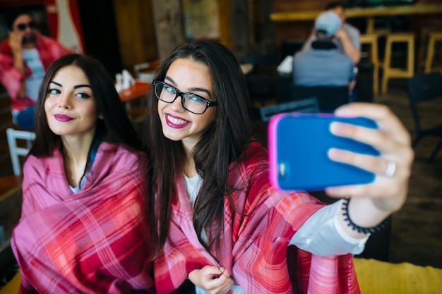 Bezpłatne zdjęcie dwie bliskie koleżanki chcą zrobić sobie selfie w kawiarni z pamięci