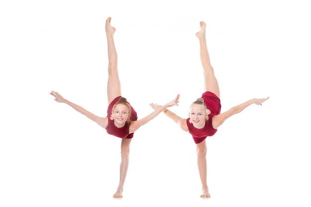 Dwie dziewczyny tancerz robi backbend stojący