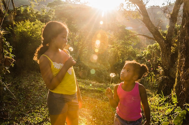 Bezpłatne zdjęcie dwie dziewczyny z efektem słońca