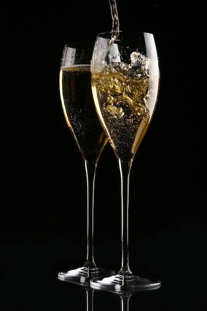 Bezpłatne zdjęcie dwie eleganckie szklanki ze złotym szampanem
