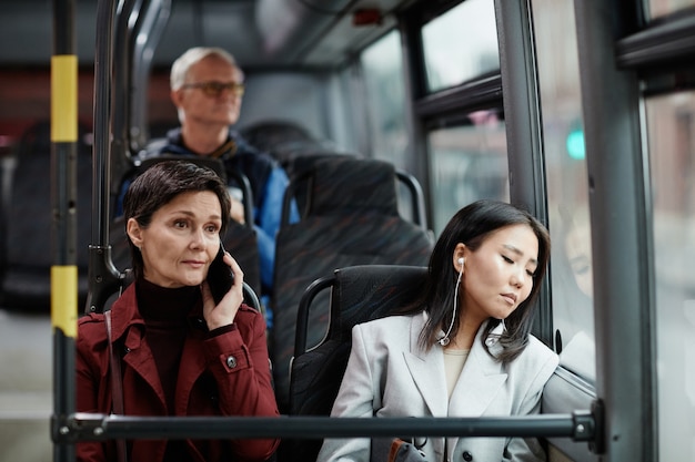 Dwie kobiety podróżujące autobusem w mieście