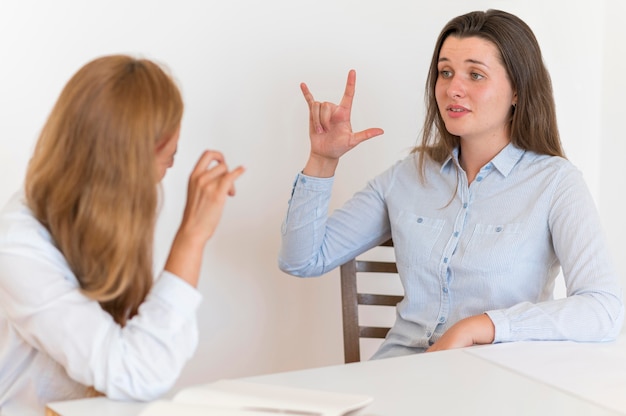 Dwie kobiety rozmawiają w języku migowym