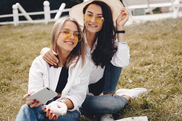 Bezpłatne zdjęcie dwie ładne dziewczyny w parku latem