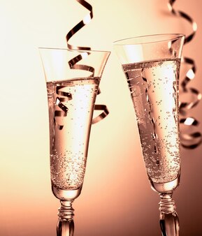 Dwie lampki szampana symbol obchodów nowego roku lub bożego narodzenia