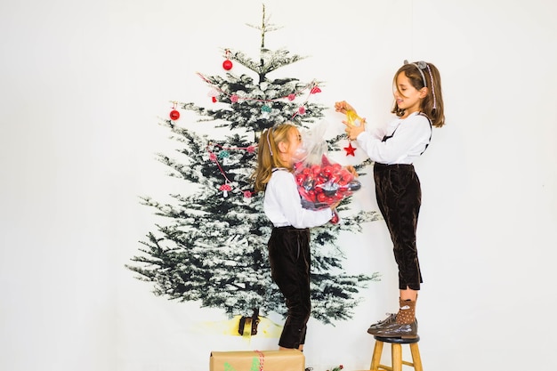 Dwie małe dziewczynki z pudełkami na prezenty