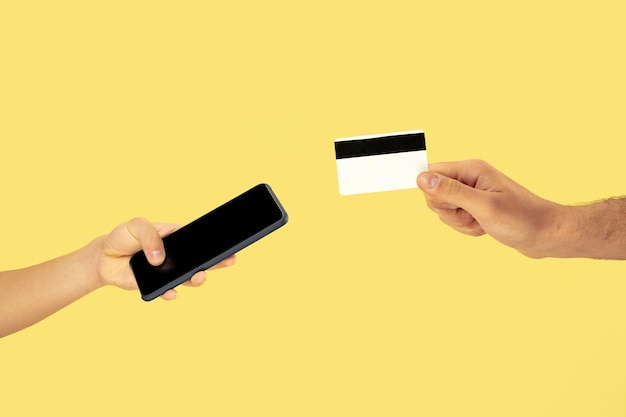 Dwie Męskie Ręce Trzymając Telefon Komórkowy Lub Smartfon I Kartę Kredytową