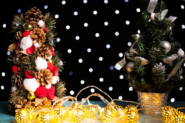 Dwie mini choinki na świątecznym świetle bokeh. Dekoracja i wakacje. Sezonowe i noworoczne
