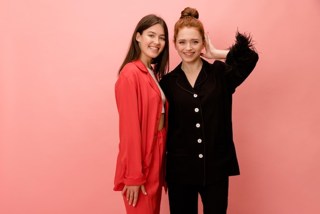 Dwie młode brunetki i rude dziewczyny rasy kaukaskiej w studio noszą garnitur z naturalnego jedwabiu organicznego Luksusowy styl życia