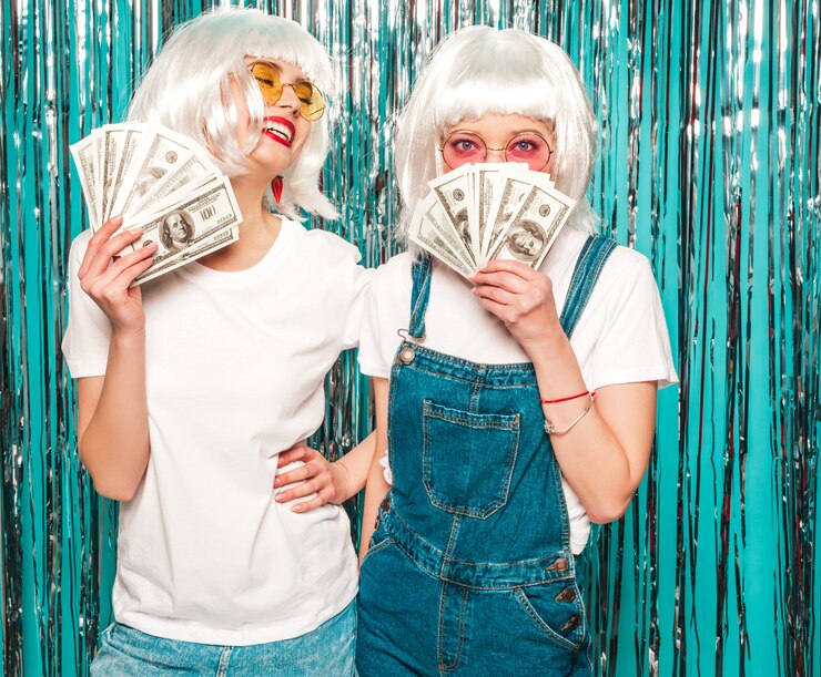 Bezpłatny plik Zdjęcie dwie młode seksowne hipster dziewczyny w białych perukach i czerwonych ustach. piękne modne kobiety w letnie ubrania letnie zabawy