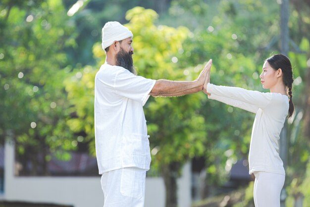 Dwie osoby w białym stroju robi joga w przyrodzie