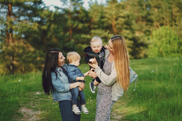 Bezpłatne zdjęcie dwie piękne matki