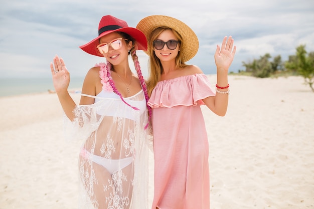 Bezpłatne zdjęcie dwie piękne stylowe kobiety na plaży na wakacjach, styl lato