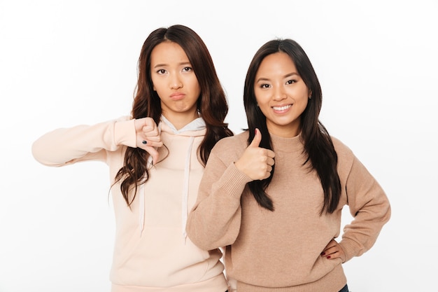Dwie siostry azjatyckie ładne panie pokazujące różne emocje