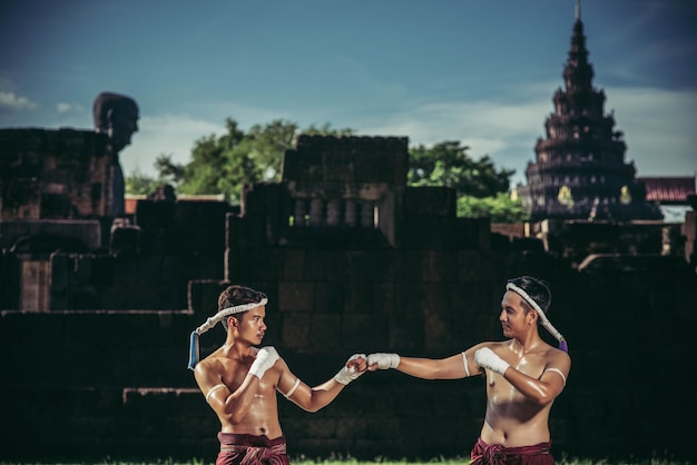 Dwóch bokserów walczy ze sztukami walki Muay Thai.