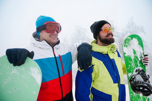 Dwóch facetów ze snowboardami podczas ferii zimowych