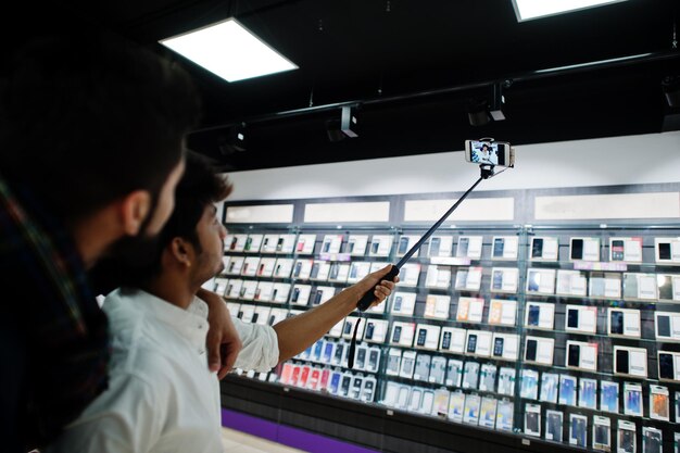 Dwóch Indian mans klienta kupującego na telefon komórkowy Dokonywanie selfie przez monopod stick koncepcja narodów i technologii Azji Południowej Sklep z telefonami komórkowymi