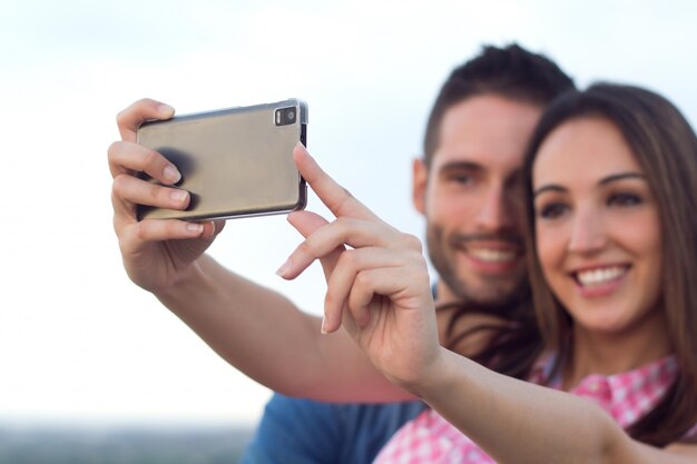 Dwóch młodych ludzi robi selfie