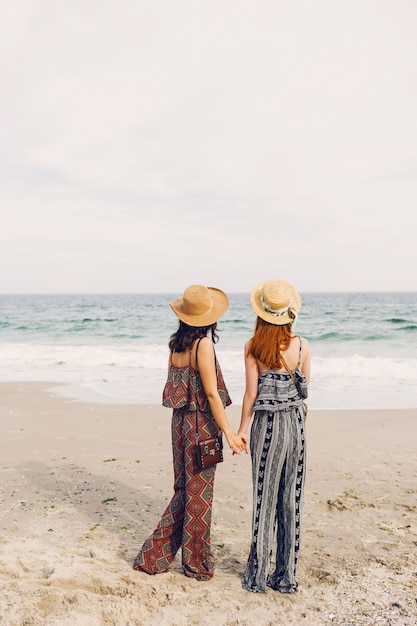 Dwóch najlepszych przyjaciół na plaży