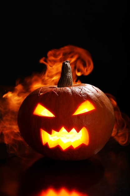 Bezpłatne zdjęcie dynia halloween w ogniu