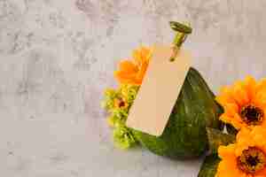 Bezpłatne zdjęcie dynia z kwiatami na stole