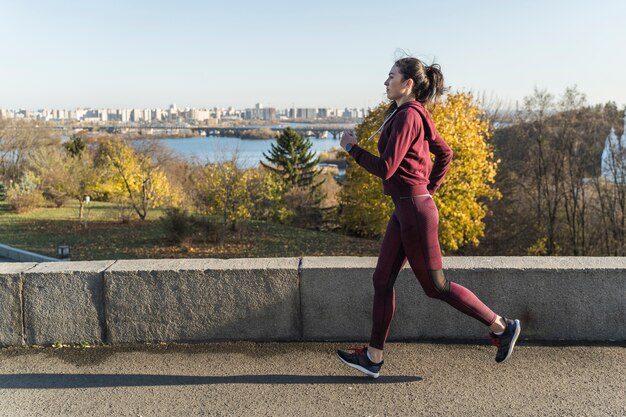 Dysponowana młoda kobieta jogging plenerowy