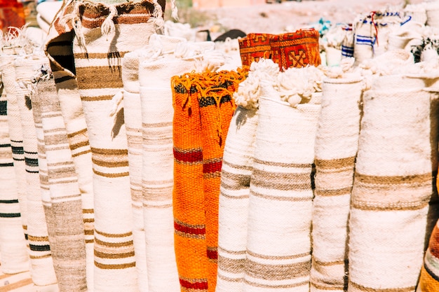 Bezpłatne zdjęcie dywany na rynku w marakeszu