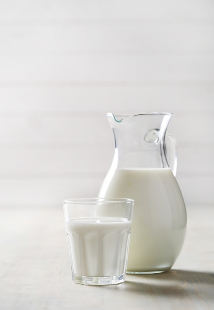 Dzbanek i szklanka świeżego mleka