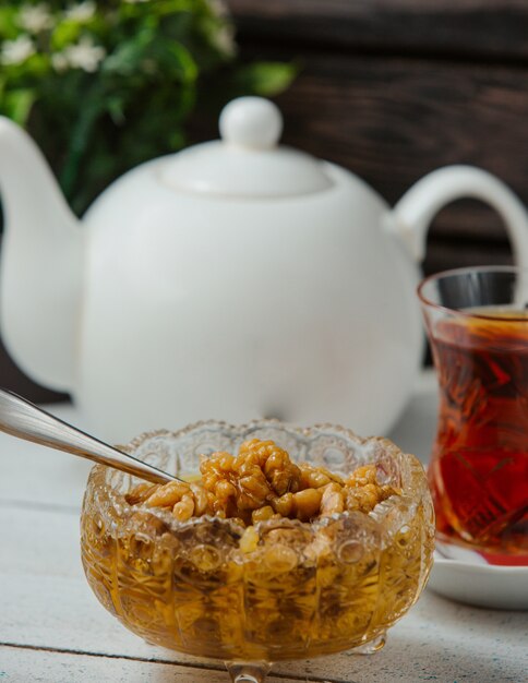 dżem z orzecha azerskiego bez skóry, podawany z czarną herbatą w szklance Armudu