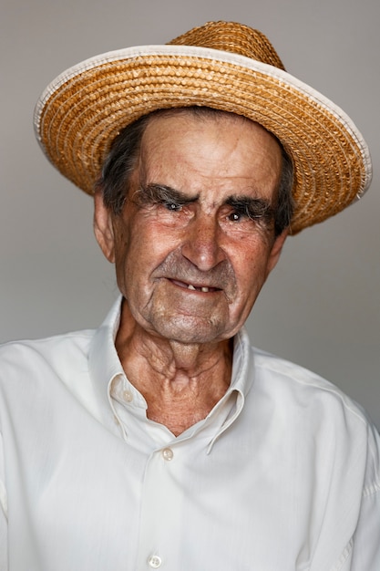 Bezpłatne zdjęcie dziadek spędza czas na wsi