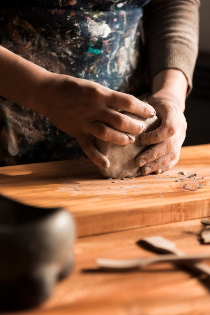 Działający producent z argile jako materiałem