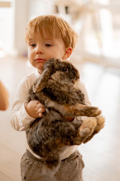 Dzieci bawią się z króliczkami wielkanocnymi