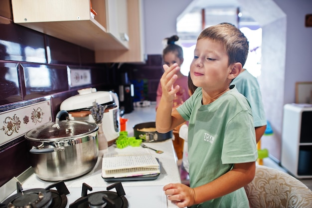 Bezpłatne zdjęcie dzieci gotują w kuchni szczęśliwe dziecięce chwile pyszne lizać palce
