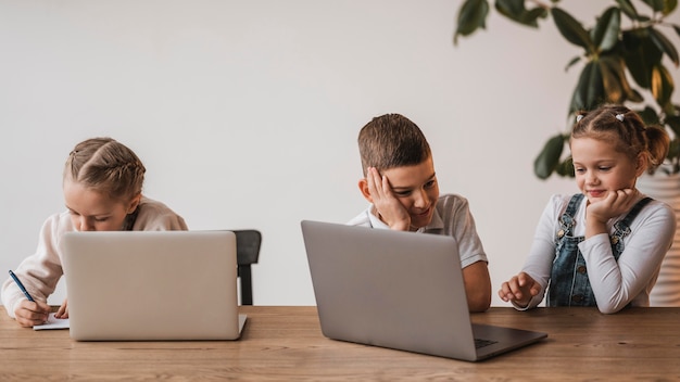 Bezpłatne zdjęcie dzieci korzystające z laptopów w szkole