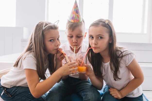 Dzieci pije na przyjęcie urodzinowe