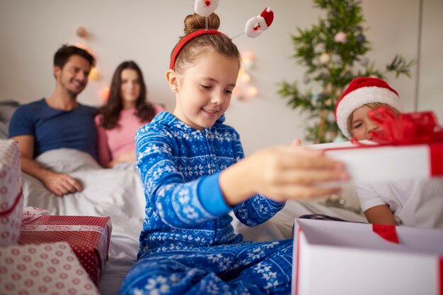 Dzieci podczas otwarcia prezentów świątecznych