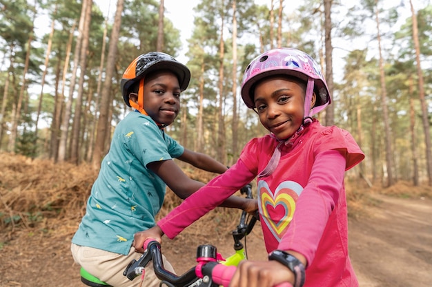 Bezpłatne zdjęcie dzieci pozują na swoim rowerze