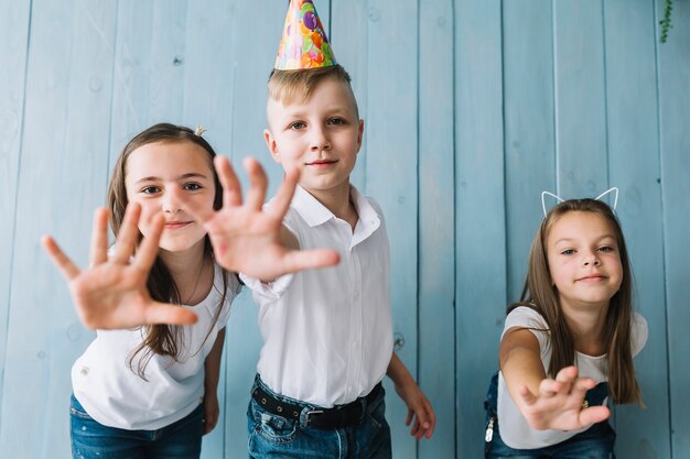 Dzieci próbuje dotrzeć do kamery na przyjęcie urodzinowe
