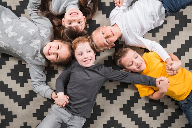 Bezpłatne zdjęcie dzieci stwarzające razem na podłodze