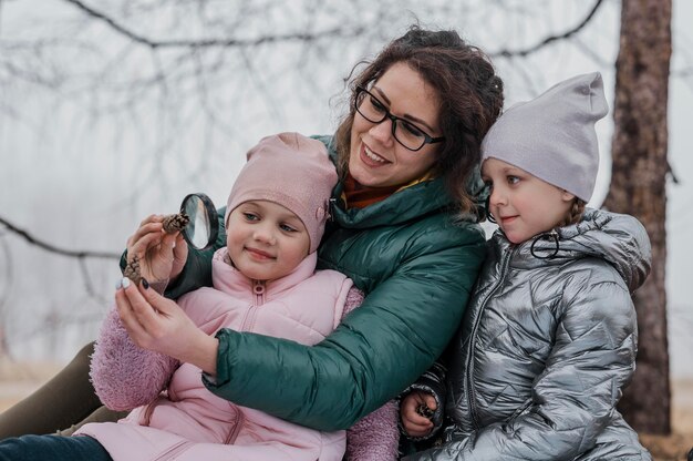 Dzieci uczą się nowych przedmiotów ścisłych z nauczycielem na zewnątrz