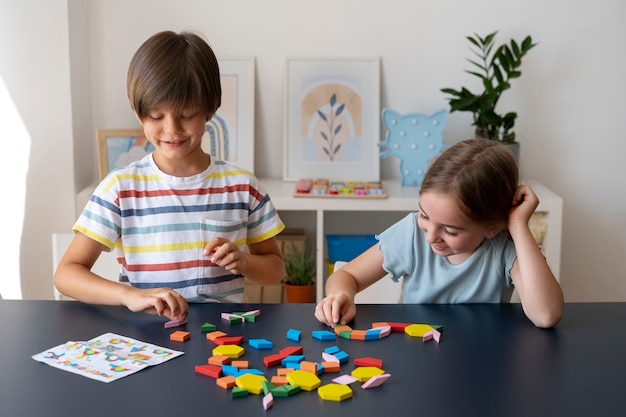 Dzieci układające puzzle razem widok z przodu