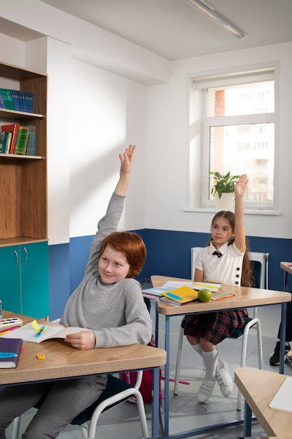 Bezpłatne zdjęcie dzieci w klasie biorące lekcje angielskiego