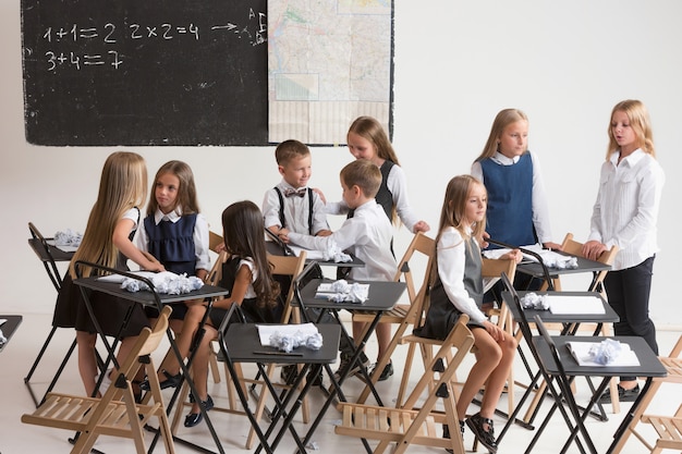 Dzieci w wieku szkolnym w klasie na lekcji