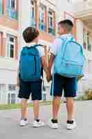 Bezpłatne zdjęcie dzieci wracają razem do szkoły